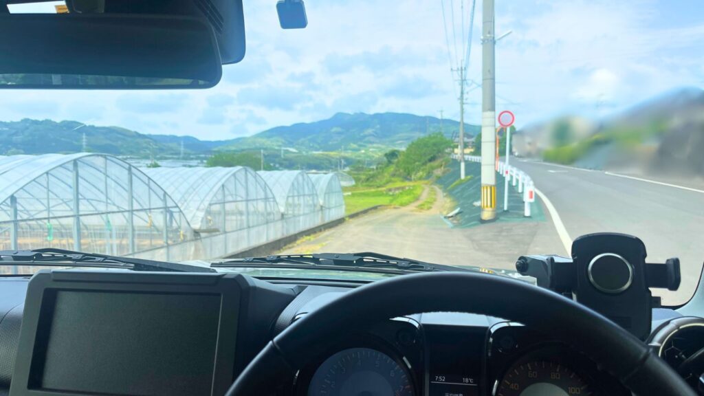 ジムニーJB64の運転席から見える通勤風景。筆者はこの眺めを「通勤でも気分が上がる」と語る。