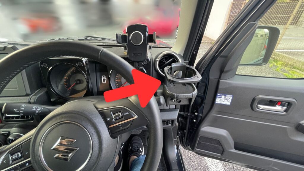 ジムニーの運転席側エアコン吹き出し口のあたりに設置されたドリンクホルダー。走行中でも手が届きやすく、安全で快適に使える位置。