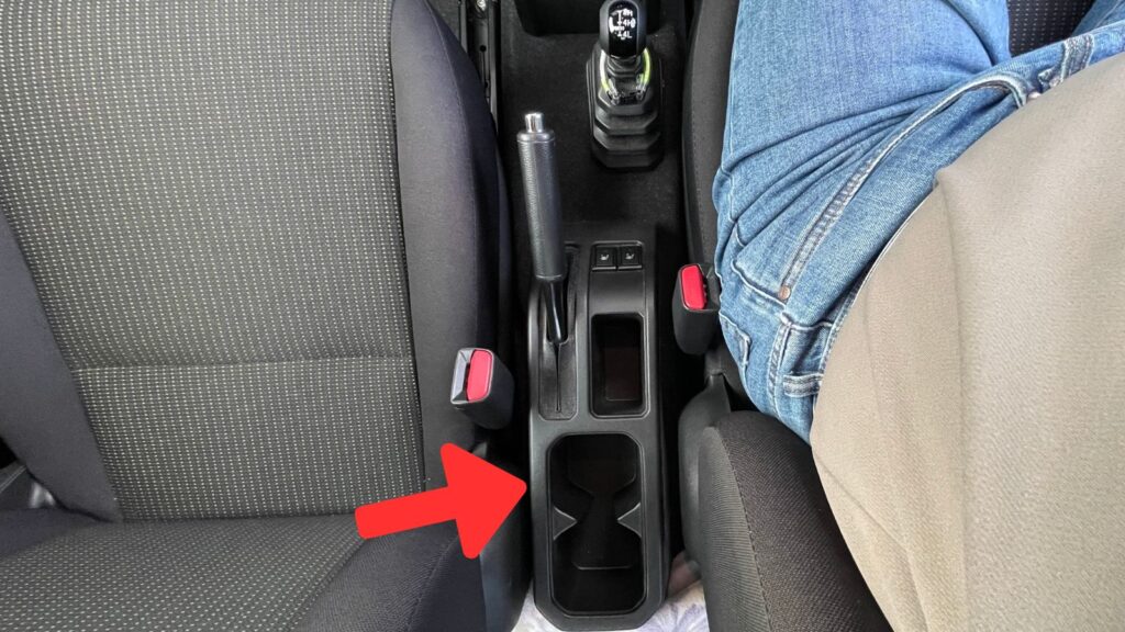 ジムニー純正のドリンクホルダーはセンターコンソール後方にあり、運転中の使用には不便な位置に設置されている。