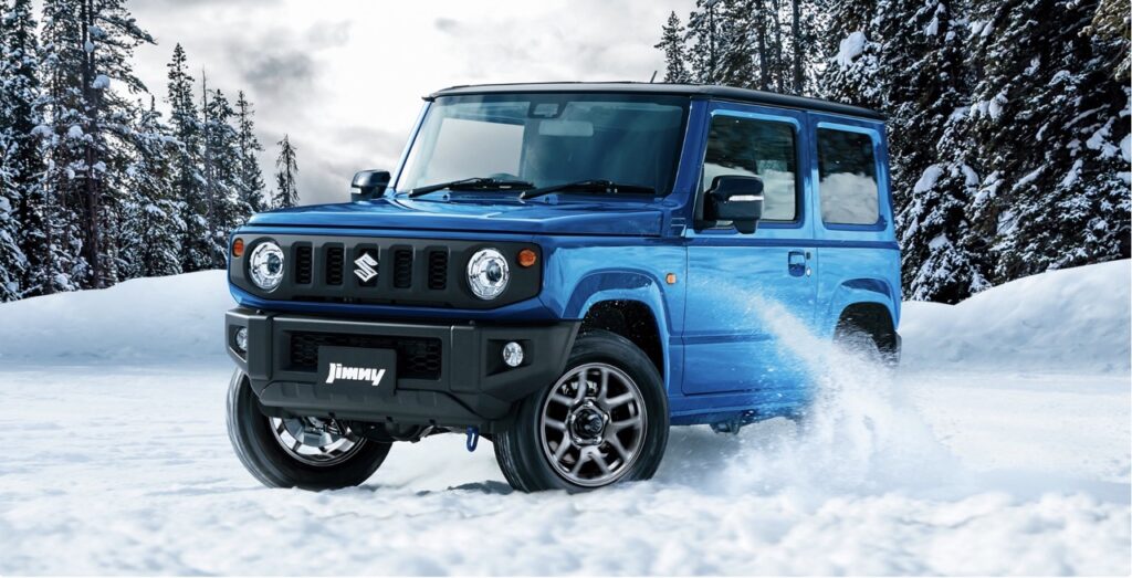 雪道を走行するスズキジムニー、4WD性能を活かした悪路走破中の公式画像