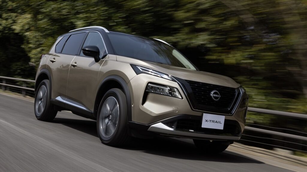 後部座席がスライドしミニバン並みに広い、おすすめSUVの日産エクストレイル。