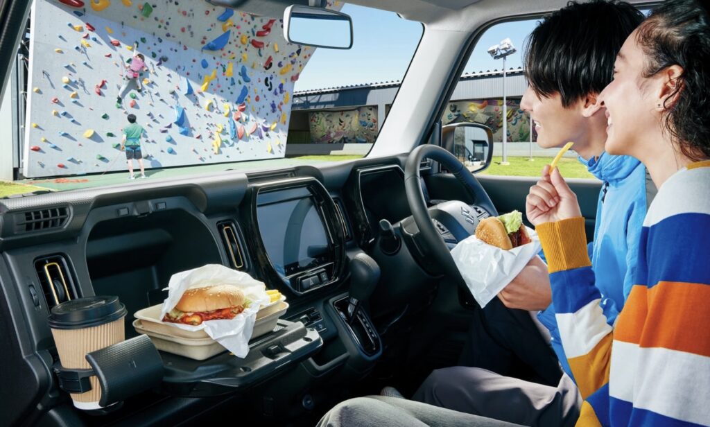 スズキ ハスラーの車内で食事を楽しむカップル。この記事では、このような自由な楽しみ方ができるハスラーがどんな人におすすめなのか、後悔しないための選び方を解説。