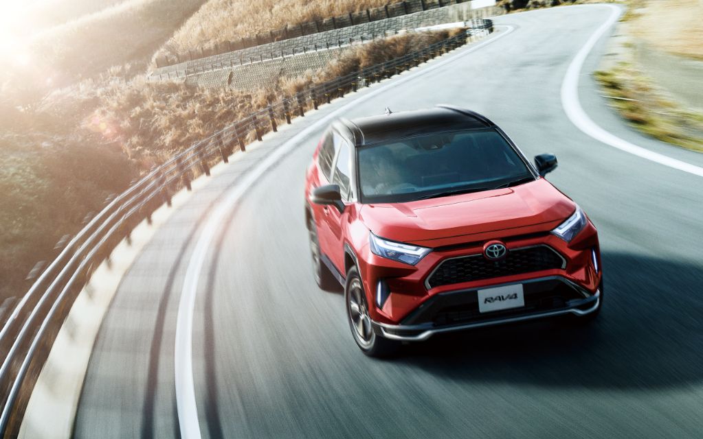 後部座席が広いおすすめSUV、トヨタRAV4の赤い車体