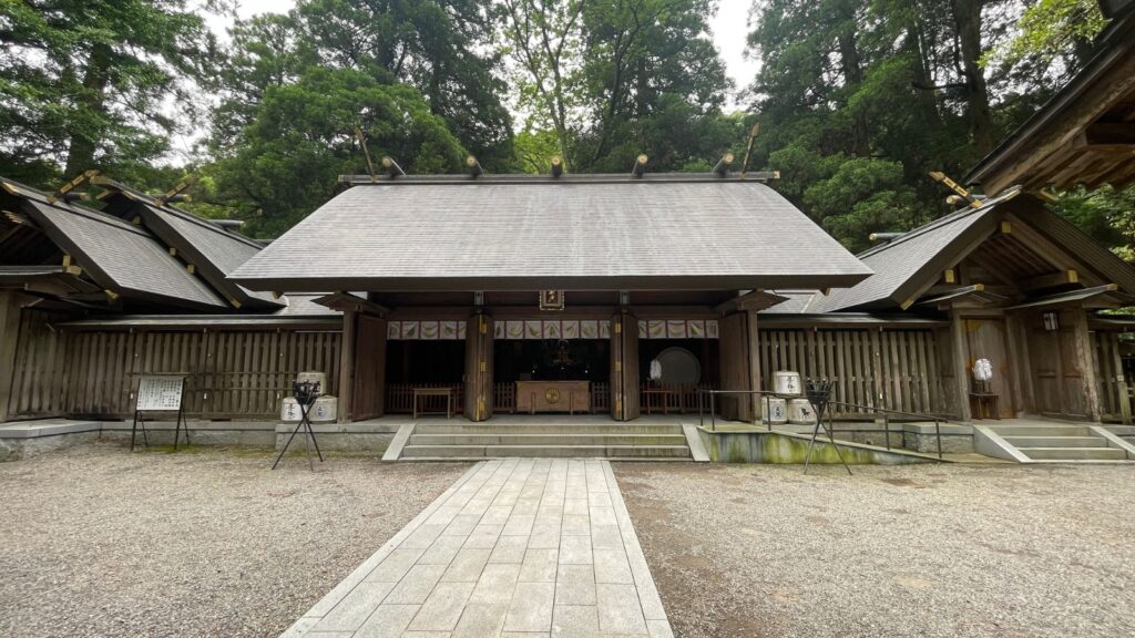 ジムニーでの夫婦車中泊の翌朝、午前9時10分に参拝した宮崎県高千穂町にある天岩戸神社の本殿。人影がほとんどない境内の様子。