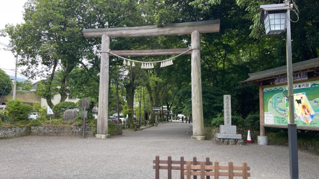 ジムニーでの夫婦車中泊の翌朝に撮影した、宮崎県高千穂町にある天岩戸神社の鳥居と参道。午前8時58分という時間帯のため、観光客や参拝客がほとんどいない様子を描写しています。