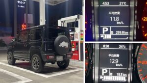 ガソリンスタンドで給油する黒いスズキ・ジムニーJB64と平均燃費11.0km/L台および12.0km/L台を示す液晶メーター画面の組み合わせ。