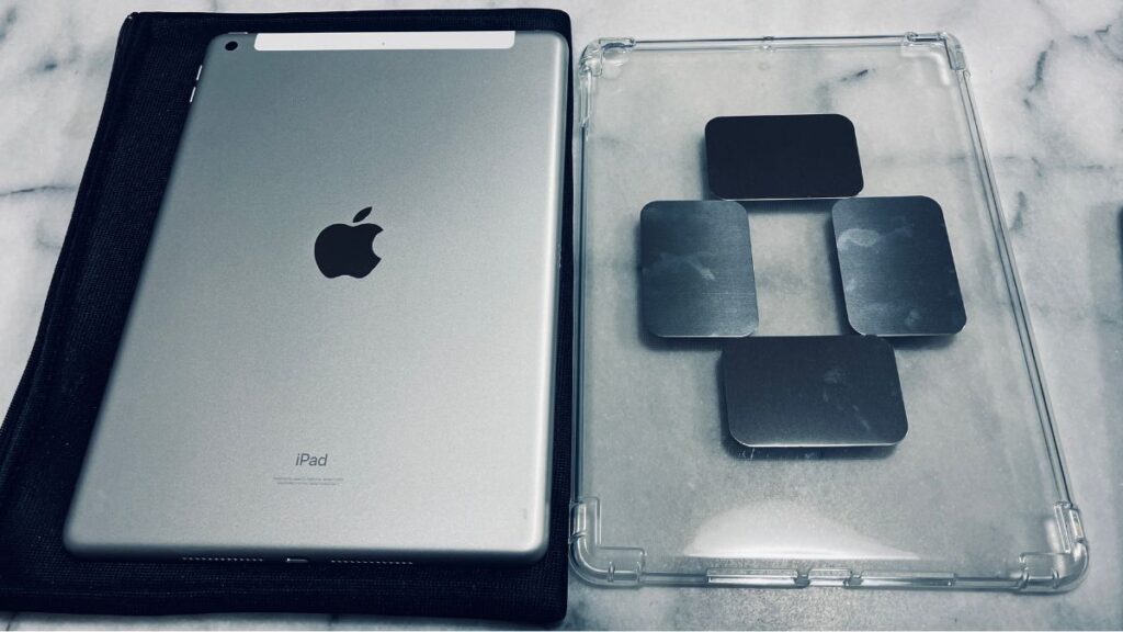 左側に置かれたiPad第9世代本体の裏面と、右側に置かれた背面に4枚の鉄板プレートを十字型に貼り付けたクリアケース