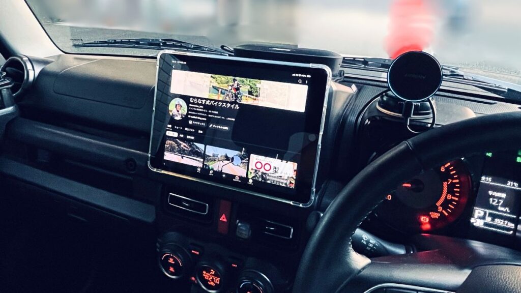 ジムニーJB64型の2DINスペースにマグネット固定したiPad第9世代と運転席の計器類