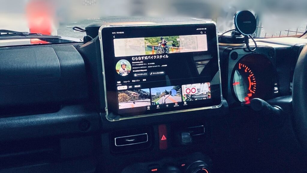 ジムニーJB64型の助手席側から見た2DINスペースの車載iPad第9世代と画面に表示されたYouTubeチャンネル