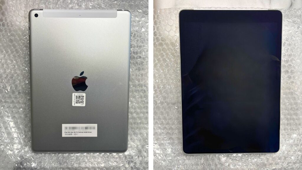 緩衝材の上に載せられた中古iPad第9世代セルラーモデル64GBのシルバー。左側は裏面、右側は電源オフ状態の画面